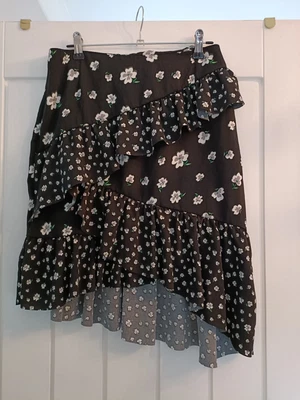 £6 • Buy Ladies Skirt By H&M.BNWT. Size 12.  Fluted Floral Design.Asymmetrical Hem. BNWT 