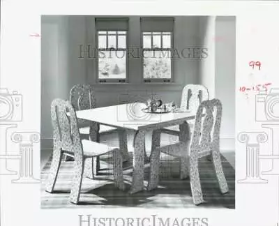 1984 Press Photo Robert Venturi's Queen Anne Chairs With Cabriole Leg Table. • £16.04