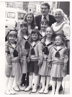 BARONESS MARIA VON TRAPP + HUSBAND & CHORUS´ CHILDREN EPOQUE 1980s Photo Y 358 • $19.99