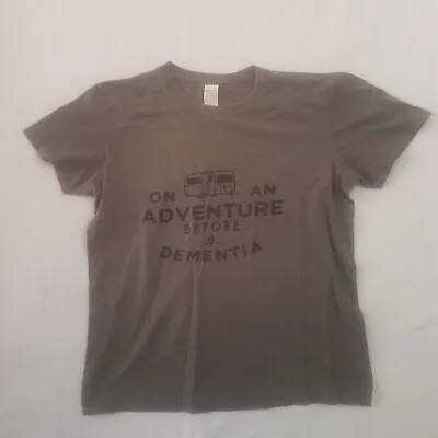 Gildan Tshirt Mens Large On Caravan An Adventure Before Dementia Print Khaki Top • £5.09