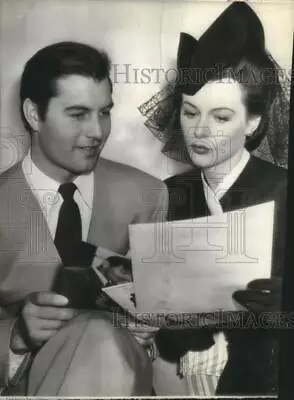 1942 Press Photo George Montgomery And Hedy Lamarr Announce Their Engagement • $29.88