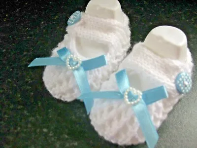 CUTE PAIR HAND KNITTED BABY SHOES In WHITE With BLUE BOW  SIZE 0-3 MONTHS (2) • £3.50
