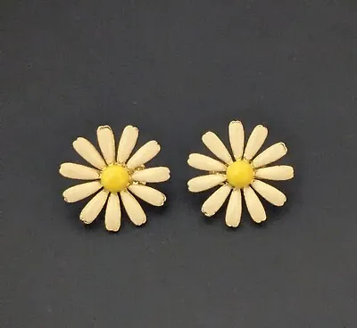 Vintage Gold Tone White Daisy Flower Floral Earrings Clip Ons 1  • $12.97