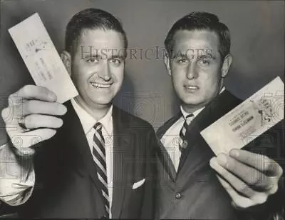 1965 Press Photo Jaycee Jim Popwell And Dallas Football Quarterback Jimmy Sidle • $19.99