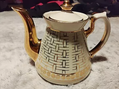 VINTAGE HALL Ceramic TEAPOT 6 CUP GOLD BASKET WEAVE CREAM Ivory White Beautiful! • $12.99