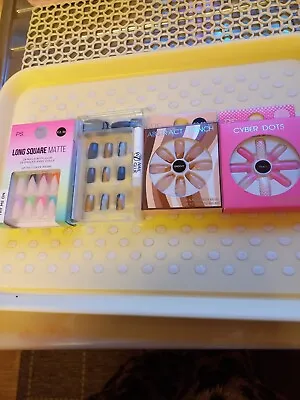 4 Pairs Of False Nails With Glue Multicolour ( Primark ) • £6.25