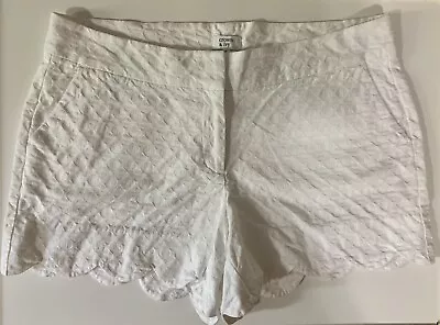 Crown & Ivy White Shelby Scalloped Shorts Size 10 Women’s With Pockets EUC • $11.40