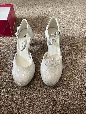 (LW) Shoe Box Boutique White Wedding Court Shoes Size 4 Brand New • £5