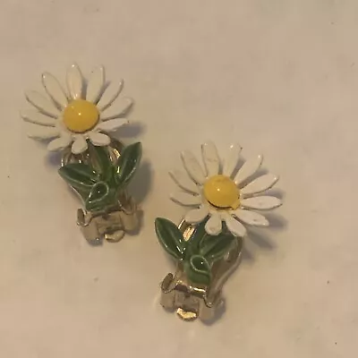 Vintage Daisy Enamel Flower Earrings Green White Flower Clip Ons • $14.99