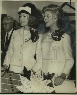 1965 Press Photo Miss America Debbie Bryant And Runner-up Patsy Puckett • $16.99