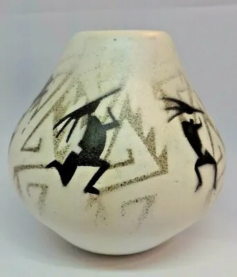 Native American  Pottery  Small Black & White Pot.pueblo Pottery  Signed. • £18.99