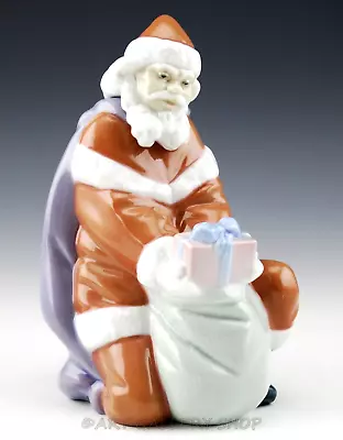 Lladro Figurine A GIFT FROM SANTA CLAUS WITH CHRISTMAS PRESENT 6575 Retired Mint • $129