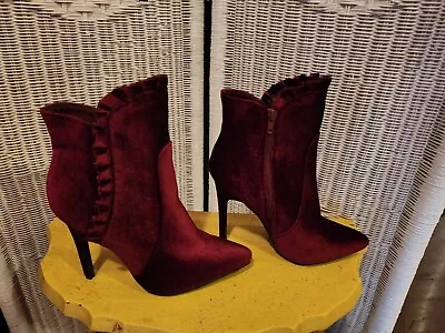 Gorgeous Shoedazzle Red Velvet Boots Sz 8 • $25