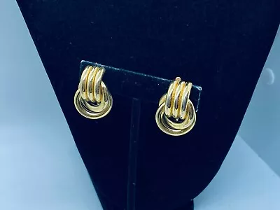 Vtg. Trifari Shiny Gold Tone Swirled Rings Ribbed Chunky Clip On Earrings 383 • $0.99