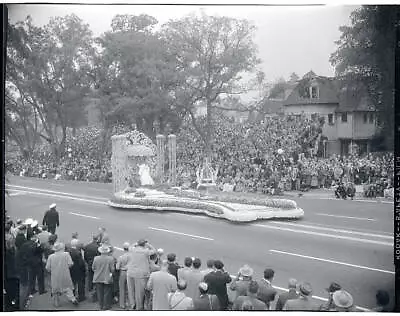 Miriam Stevenson Riding On A Float 1955 Photo - The Sweepstakes Prize Winner Ch • $5.79