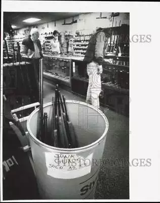 1986 Press Photo Junk Gun Barrel At Gun Traders In Muldoon Alaska - Lrb12859 • $13.88