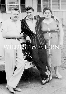ELVIS PRESLEY With Mom & Dad Gladys & Vernon RARE PHOTO Candid • $49.95