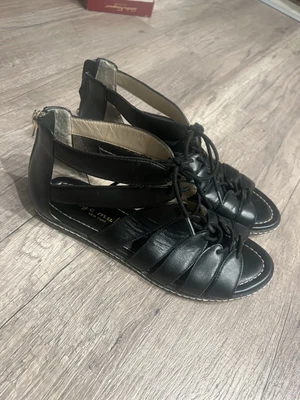 Bettye Muller Black Leather Gladiator Sandals Sz 8 • £9.46