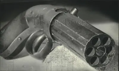 1983 Press Photo Multi-barrel Pepperbox Pistol On Display At Milwaukee Museum. • $19.99