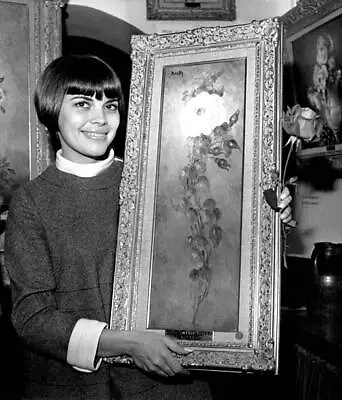 The Singer Mireille Mathieu Holding A Painting Offered By Pain- 1968 Old Photo • $5.78