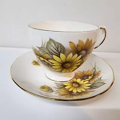 Queen Anne Bone China Tea Cup & Saucer England 8592 Yellow Sunflower Gold Trim • $19.99