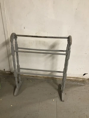£2 • Buy Vintage Wooden Towel Rail