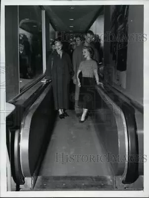 1953 Press Photo The World's First Moving Rubber Sidewalk - Orb99624 • $19.99
