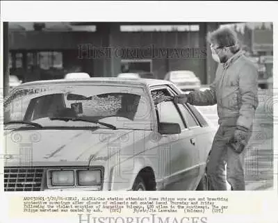 1986 Press Photo Gas Station Attendant Russ Phipps Wears Mask For Volcanic Ash • $19.99