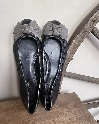 B. MAKOWSKY Black & Gray Leather W/ Bow & Cut-Outs Flats Sz 8M NEW!!! • $49.99