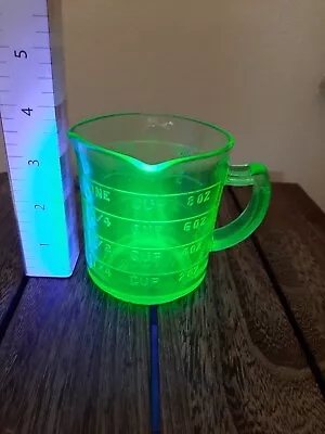 Vintage Kellogg's Green Depression Vaseline 3-Spout 1-Cup Glass Measuring Cup • $27