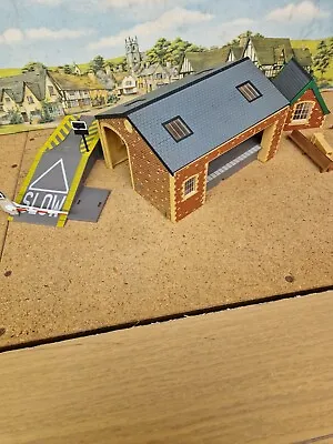 Hornby Goods Shed + Car Loading Ramp + A Couple Of Station Bits. • £7.95