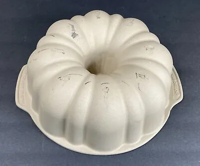 $24.99 • Buy The Pampered Chef Family Heritage 10  Fluted Stoneware Bundt Cake Pan #1440  