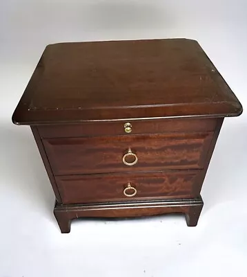 STAG Bedside Pair Pull Out Tray Mahogany Brass Bedside Tables • £175