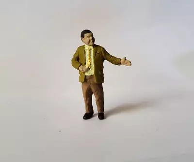 Arttista #1629 - Used Car Salesman - O Scale Figure - Model Trains NEW • $8.79