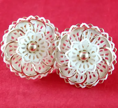 Minty! VTG MID-CENTURY FILIGREE PLASTIC/ GOLD TONE PINWHEEL FLOWER CLIP EARRINGS • $4.99