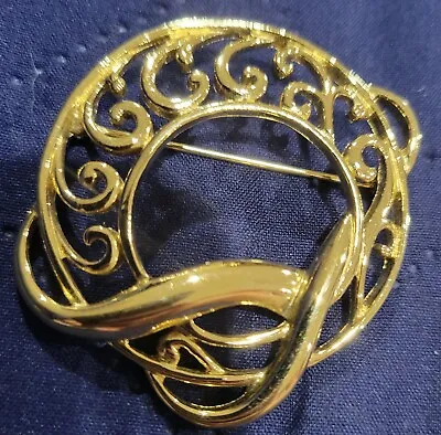 Vintage TRIFARI Gold Tone Swirled Circle Gorgeous Brooch Pin • $7