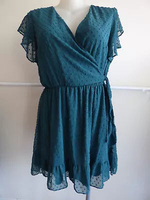 Green CrossOver Front Short Sleeve Dress .... CITY CHIC .... SIZE: M/18   #M0324 • $25