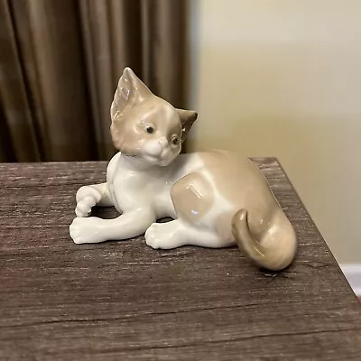 Lladro 5114 “Surprised Cat” Cat Figurine  • $38.99