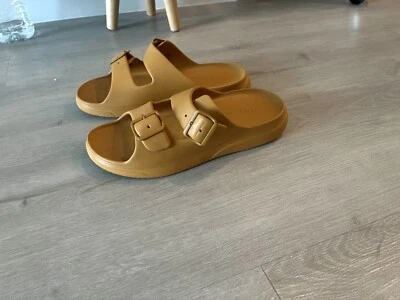 $20 • Buy Zara Men Slippers Size 39 ( Fits Women’s Size 8)