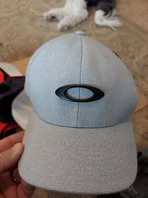 Oakley FlexFit Baseball Cap Classic Very Light Gray Mens Sz L/XL Stretch • $15.99