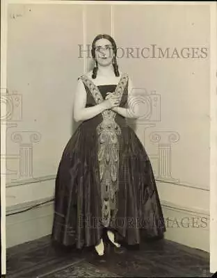 1927 Press Photo Chilean Soprano Mme. Sofia Del Campo In Her New York Apartment • $9.99