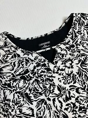 Catherines 2X Black White Floral Design Front Keyhole Short Sleeve Tunic Shirt • $8.99
