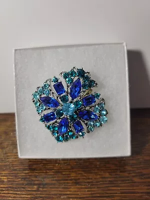 Vintage Sapphire Blue Turquoise  Glass Rhinestone Flower Brooch-Silvertone • $21