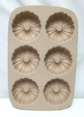 $31.99 • Buy The Pampered Chef Mini Fluted Bundt Cake Pan Family Heritage Stoneware Retired