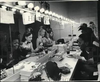 1973 Press Photo Coni Hugee Miss International Bunny Applies Makeup • $19.99