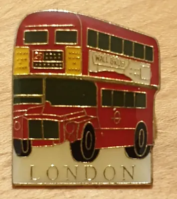 LONDON DOUBLE DECKER BUS Pin Badge. D001 • £1.29