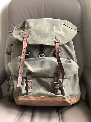 £85 • Buy 1958 Swiss Army Back Pack With Original Belt! Original Condition Salt And Pepper