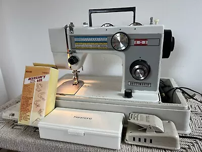 🍊Vintage Dressmaker Sewing Machine Model 580 W/ Carry Case Foot Pedal & More! • $60