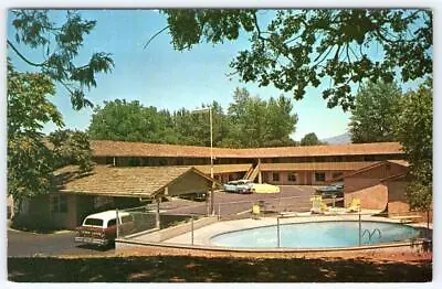 1940-50's CEDAR LODGE MOTEL MEDFORD OREGON SWIMMING POOL CLASSIC CARS POSTCARD • $9.95