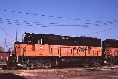 Original Slide MILW Milwaukee Road GP40 #2042 - Green Bay WI 1984 • $3.99